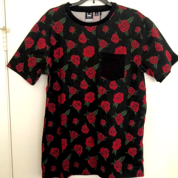 Roses 🌹 double sided front pocket black L tee shirt - Picture 1 of 2